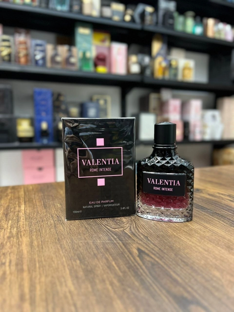 عطر والنتینو بورن اند روما یو نیسکس اینتنس (مشابه رایحه ولنتینو دونا بورن این روما اینتنس)